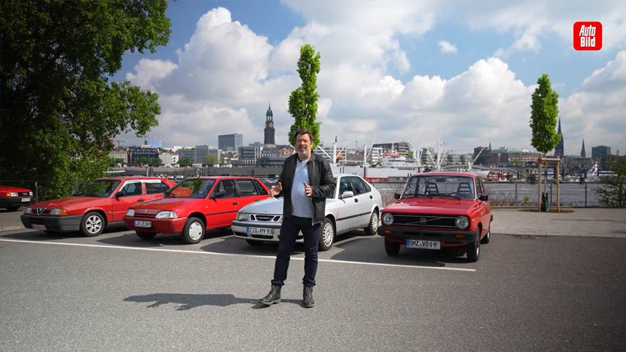 The line-up for Auto Bild's 1000-Euro Challenge: Four classic cars, including a Saab 9-3, await their test of endurance, reliability, and long-distance comfort.