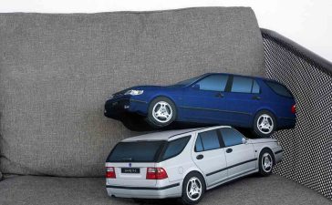 A Saab 9-5 Aero Sportcombi you can take to bed—literally. This 3D cushion is a must-have for every true Saab fan.