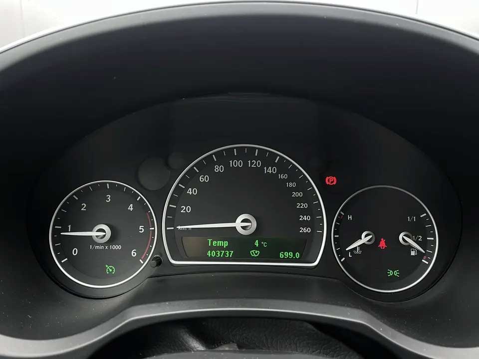 The mileage display shows 403,000 kilometers, which is rarely seen on any car, not only on Saabs.