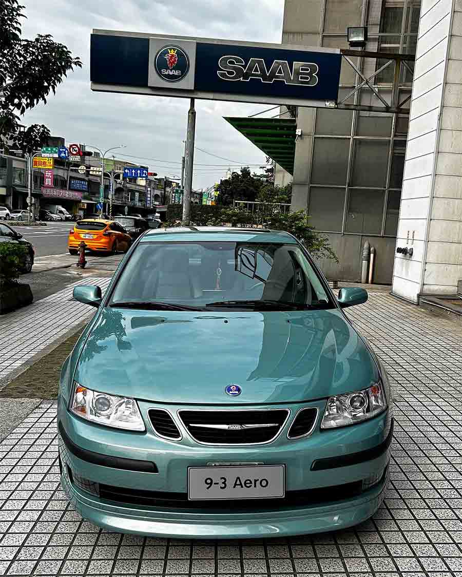 A Saab Reborn: The fully restored 9-3 Aero in Glacier Blue proudly stands in front of the SAC showroom, a testament to meticulous craftsmanship and enduring Saab heritage.