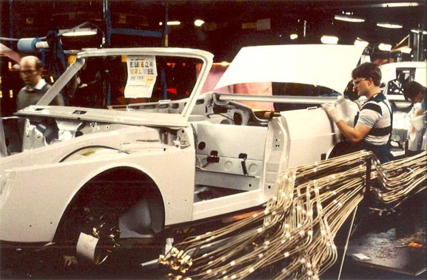 Saab 900 Cabrio on Production line