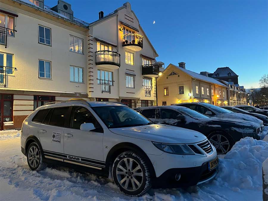 Melvin Könings' Saab 9-3X parked in a snowy Trollhättan, the birthplace of Saab, during the tribute trip.