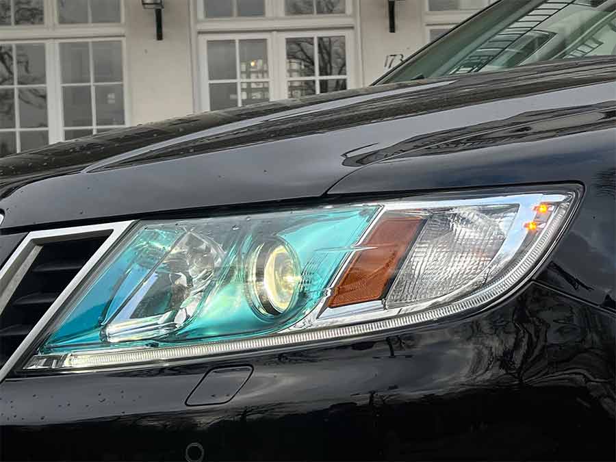 The Saab 9-4X Aero bi-xenon headlights feature a distinctive blue-tinted reflector, a signature design touch that enhances both aesthetics and visibility.