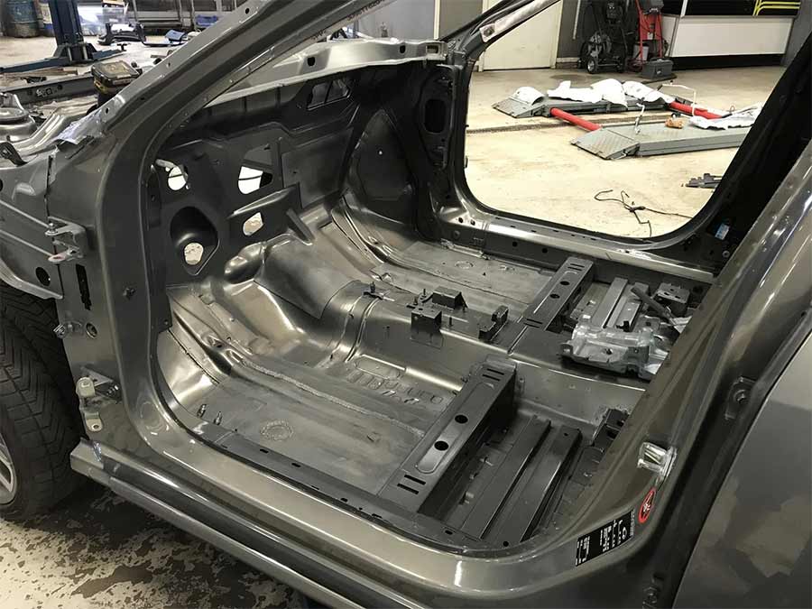 The Saab 9-5NG Sportwagon during its transformation – fully stripped to the bare chassis, ready for left-hand drive conversion and complete overhaul by Mannes Bilservice.