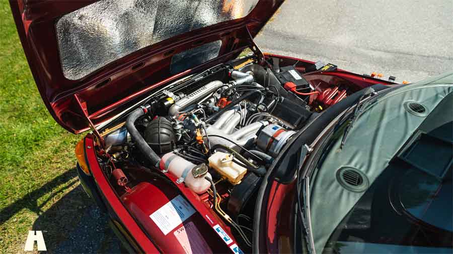 Impeccable engine compartment of the Saab 99