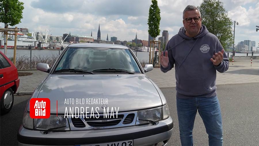 Andreas May, Auto Bild editor, proudly presents his 2000 Saab 9-3, the star of the 1000-Euro Challenge. Despite its age and budget, this classic proves its worth on long journeys.