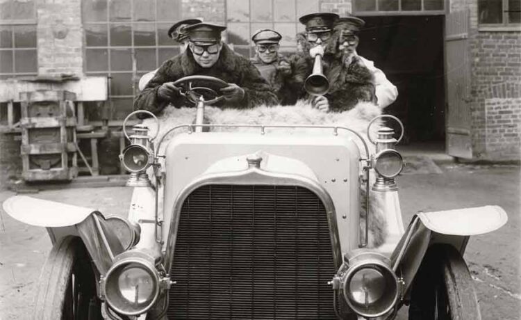 Automobile with five passengers outside Gustav Ericsson's Automobile Factory. The driver is probably Gustaf L M Ericsson himself.