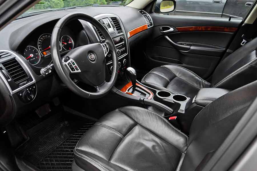 The mirror adjuster and the steering wheel are screaming Saab details. As a delicacy, the dashboard reports on everything, even when the rear seat is folded down