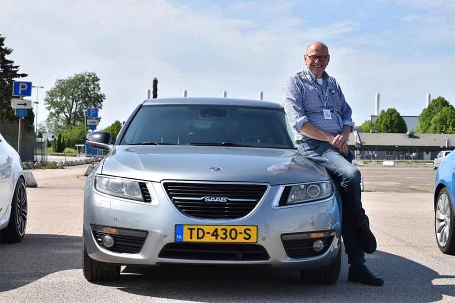  Johan Tammeling, founder of the Saab Museum in the Netherlands, proudly posing with his Saab 9-5 NG, a symbol of his enduring passion for the iconic Swedish brand.