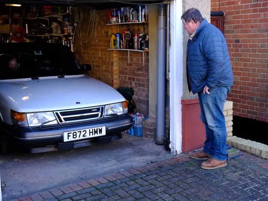 Mike Brewer seals the deal with Alan in London, acquiring the Saab 900 Convertible before ULEZ charge takes effect.