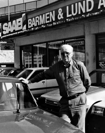 Oddmund Bartender in front of the Saab car showroom in Norway