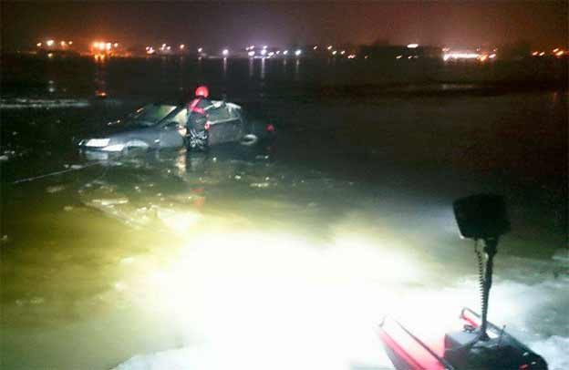 Police checks sunken Saab 9-3