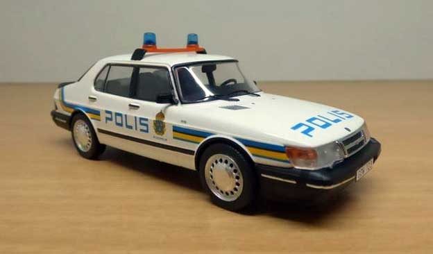 Polis-Saab 900