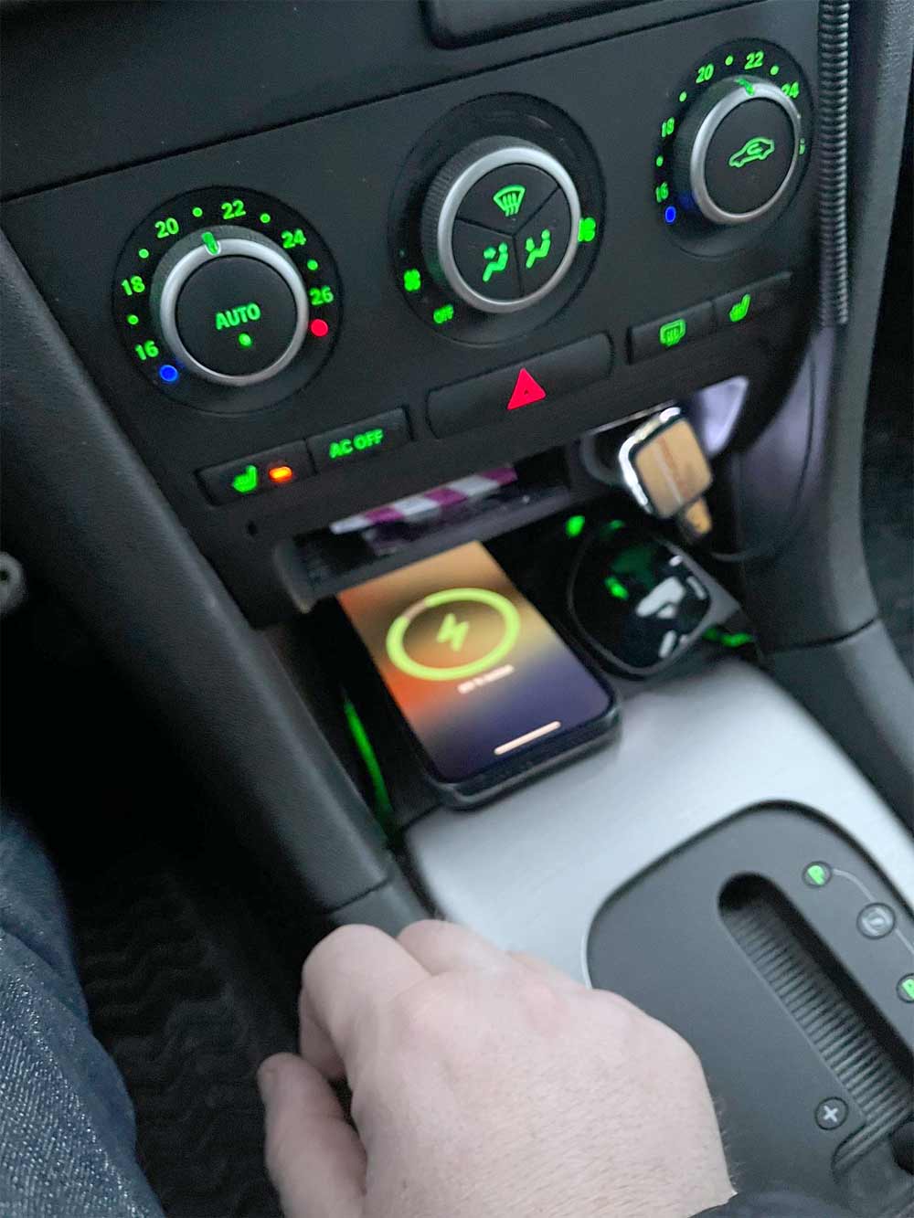 Easily install the Wireless QI Charger in your Saab 9-3 for effortless modernization.