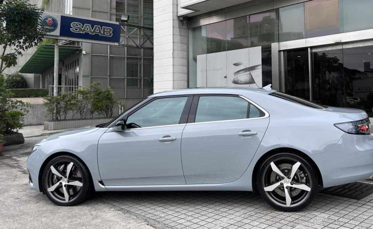 Mr. Ke’s one-of-a-kind Saab 9-5 NG in Brooklyn Gray Metallic stands as a testament to the enduring legacy of Saab, crafted with precision by SAC.