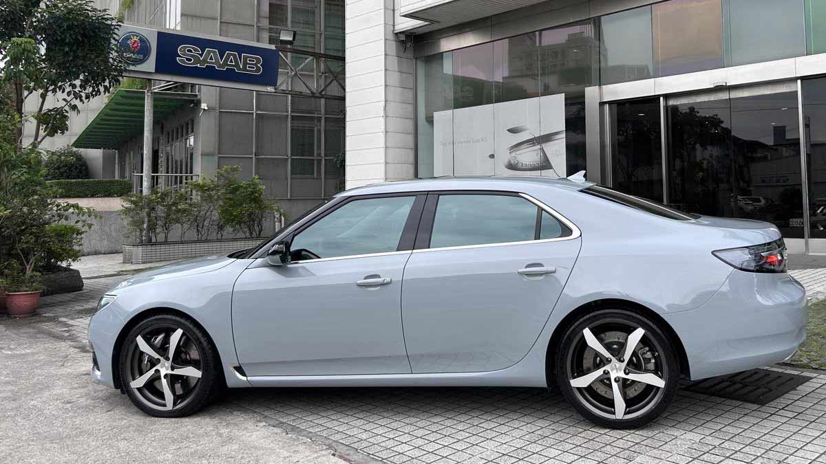 Mr. Ke’s one-of-a-kind Saab 9-5 NG in Brooklyn Gray Metallic stands as a testament to the enduring legacy of Saab, crafted with precision by SAC.