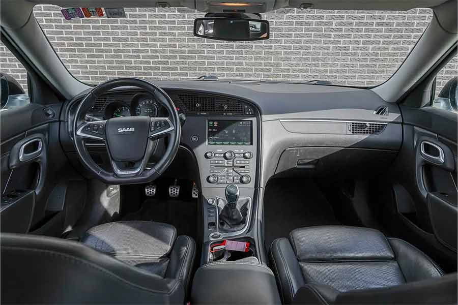 The well-preserved interior of this Saab 9-5 Aero Exklusiv mirrors its robust performance, proving that over 500,000 kilometers haven't diminished its luxury or functionality.