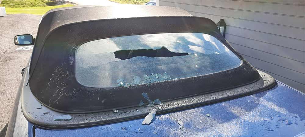 Shattered Reality: A Saab 9-3 Convertible's Rear Window Cracked by Winter's Chill, Exacerbated by an Active Defroster