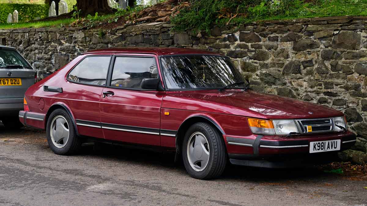 Classic Saab 900: Timeless Quirkiness and Turbocharged Delight