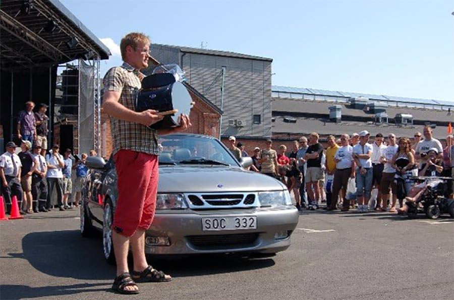 At the 2007 Saab Festival in Trollhättan, Rickard Karlsson earned the “World’s Finest Saab” accolade in the Convertible class—an award that drew an enthusiastic crowd.