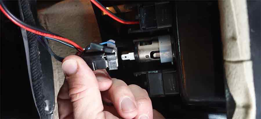 USB chargers and Voltmeter installation in Saab 9-5