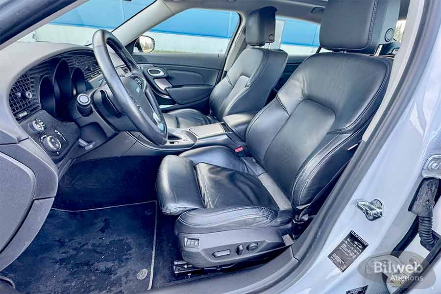 The well-preserved leather interior of this Saab 9-5 NG Aero Turbo6 XWD showcases its premium craftsmanship. With minimal wear, advanced tech, and memory seating, this cabin remains a refined space for both driver and passengers.