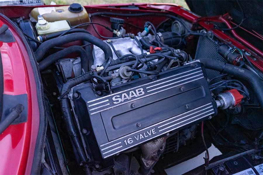 Under the hood of the 1992 Saab 900i lies the naturally aspirated 2.1L 16-valve inline-four engine, showcasing Saab’s renowned engineering and durability.