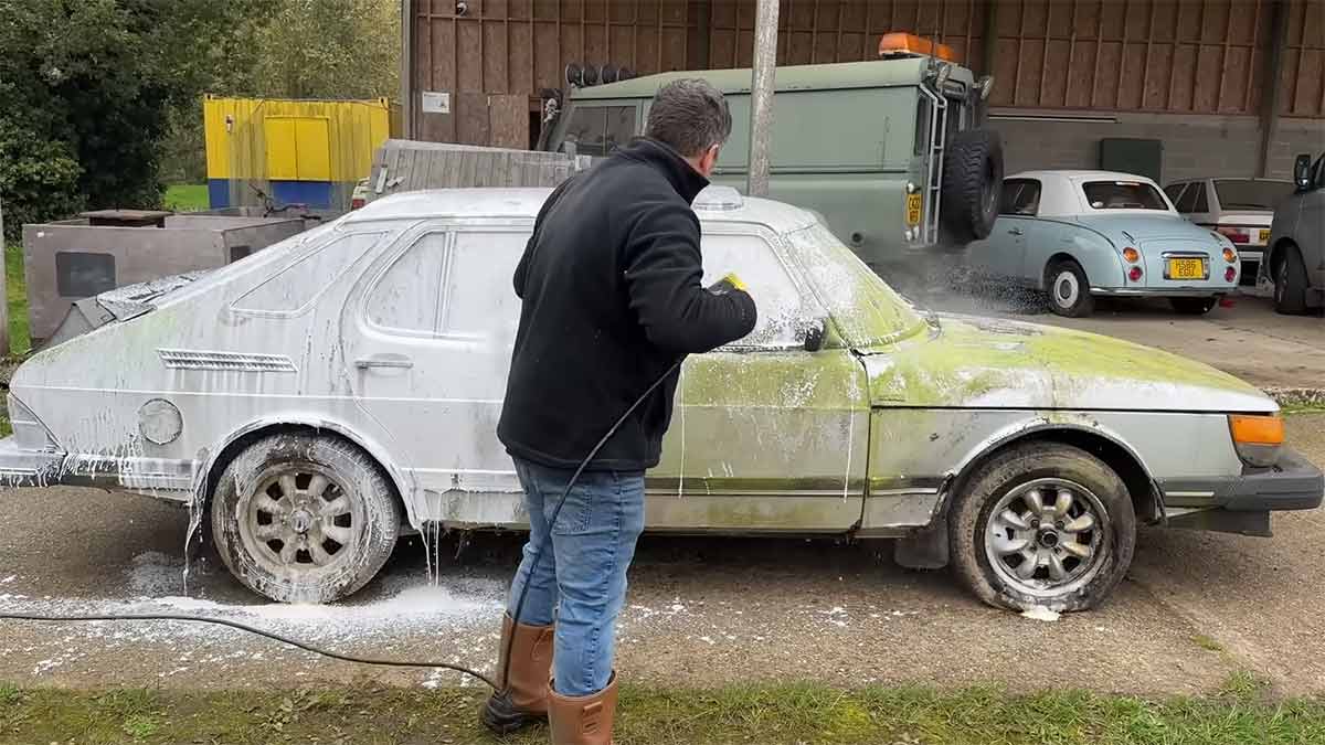 The 1985 Saab 900i barn find after its first wash in over 20 years – rusted but resilient, awaiting its next chapter.