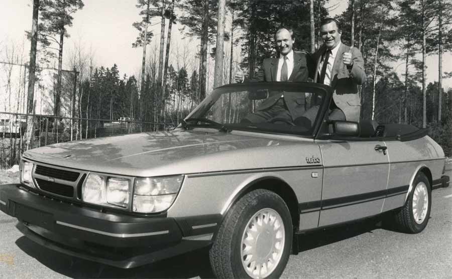 Bob Sinclair (right), CEO of Saab Cars USA dreamed of a convertible, Juhani Linnoinen (left), CEO of Saab-Valmet 