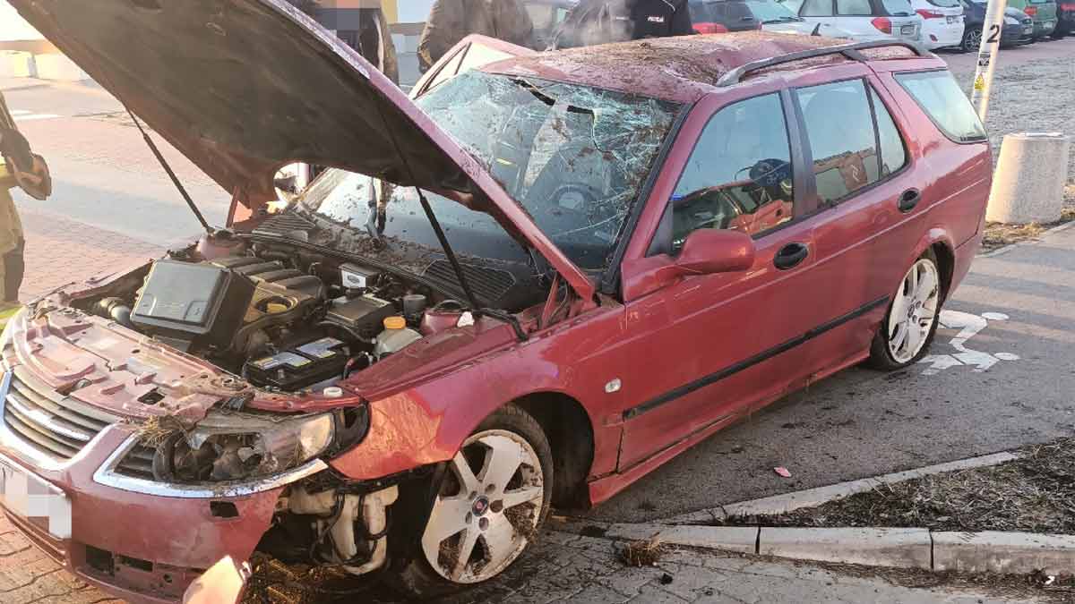 Despite a full rollover crash caused by an intoxicated driver, the Saab 9-5 Wagon protected all occupants, demonstrating its legendary safety engineering.