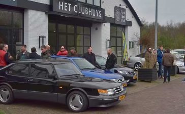 Saab enthusiasts gather at the Cool Classic Club in Naarden for the Dutch Saab Classic Rallyteam's annual Saab Paasmeeting, showcasing classic and modern Saab models.