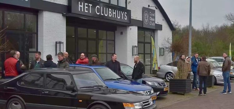 Saab enthusiasts gather at the Cool Classic Club in Naarden for the Dutch Saab Classic Rallyteam's annual Saab Paasmeeting, showcasing classic and modern Saab models.