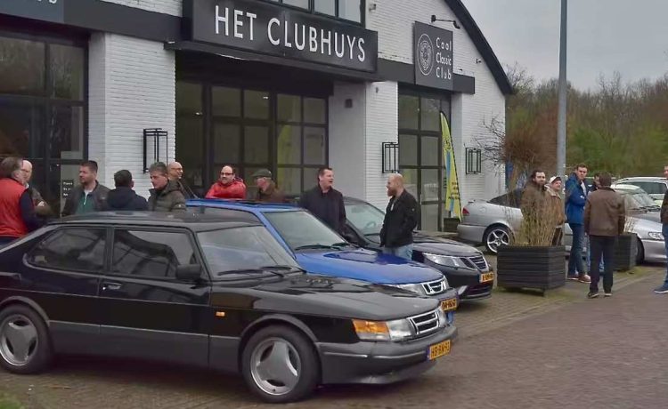 Saab enthusiasts gather at the Cool Classic Club in Naarden for the Dutch Saab Classic Rallyteam's annual Saab Paasmeeting, showcasing classic and modern Saab models.