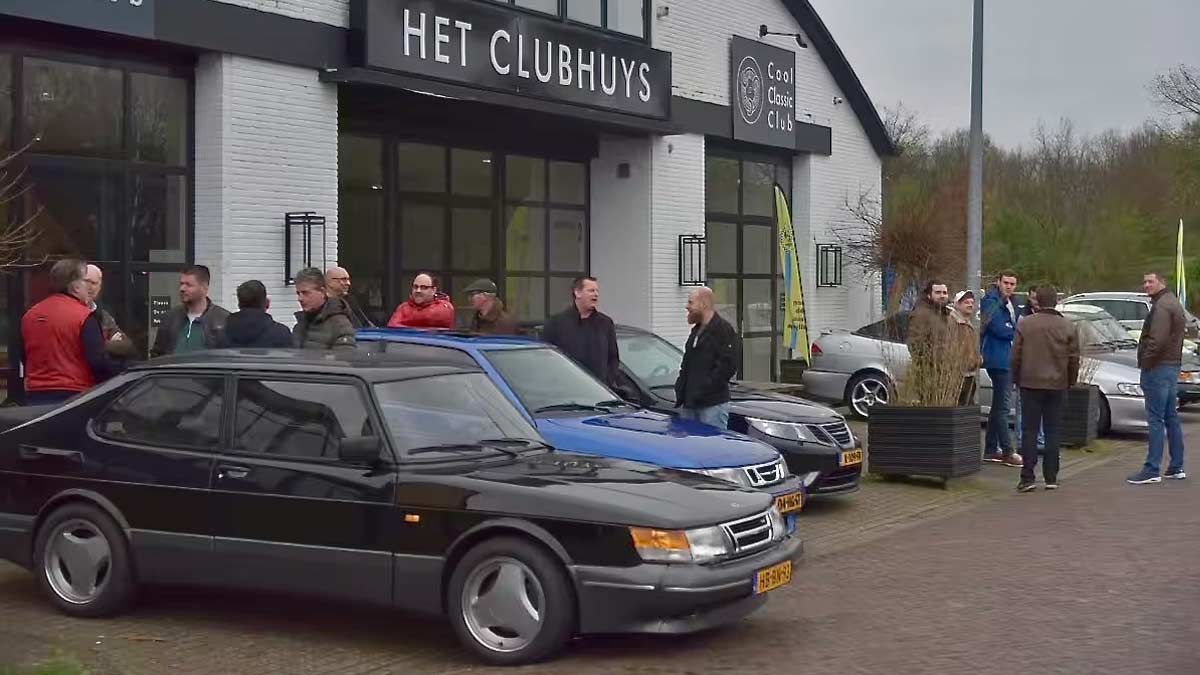 Saab enthusiasts gather at the Cool Classic Club in Naarden for the Dutch Saab Classic Rallyteam's annual Saab Paasmeeting, showcasing classic and modern Saab models.