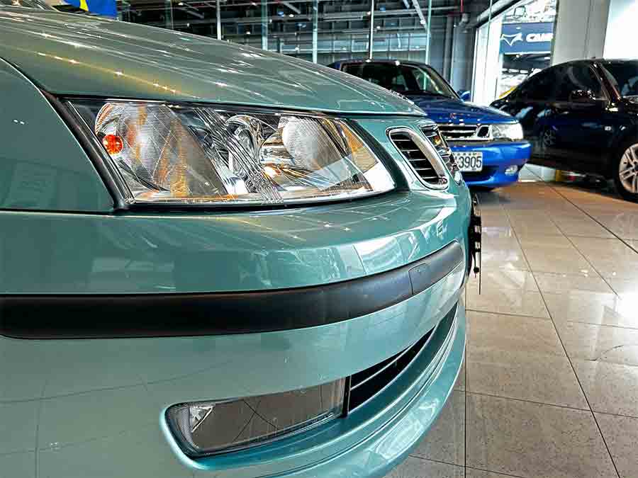 Glacier Blue Up Close: A striking front-end detail of the restored Saab 9-3 Aero, showcasing the depth and elegance of its unique Scandinavian-inspired paintwork.