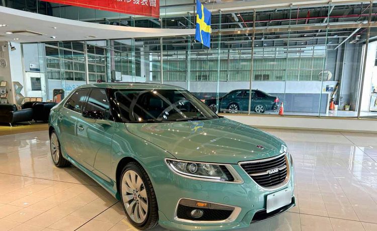 Mr. Zeng's Saab 9-5 NG in Glacier Blue: A Swedish Icon Revived on Taiwanese Roads – The Embodiment of Saab’s Ingenuity and SAC's Dedication.