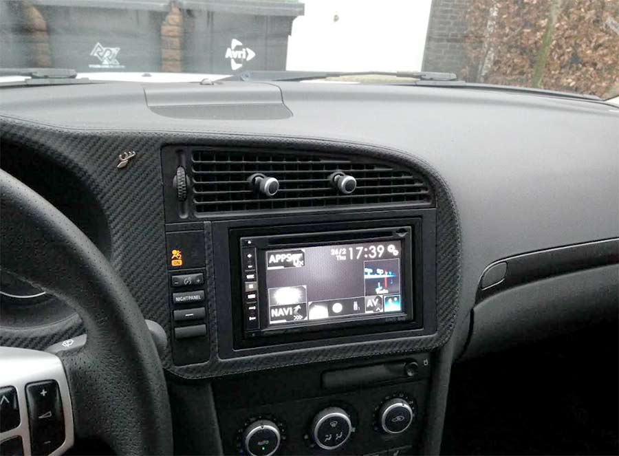 The upgraded interior of Melvin Könings' Saab 9-3X, featuring a Hirsch leather dashboard and a modern Pioneer CarPlay system, blending classic design with contemporary functionality.