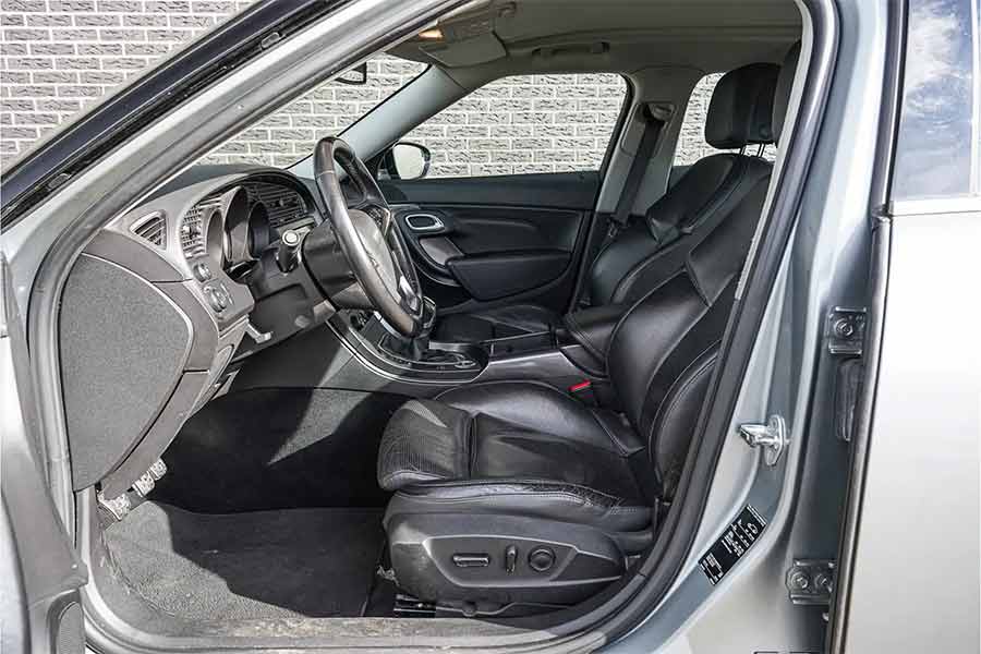 The leather seats in this Saab 9-5 Aero Exklusiv show no signs of wear, an impressive feat for a car that has covered over half a million kilometers, reflecting its premium quality and meticulous care.