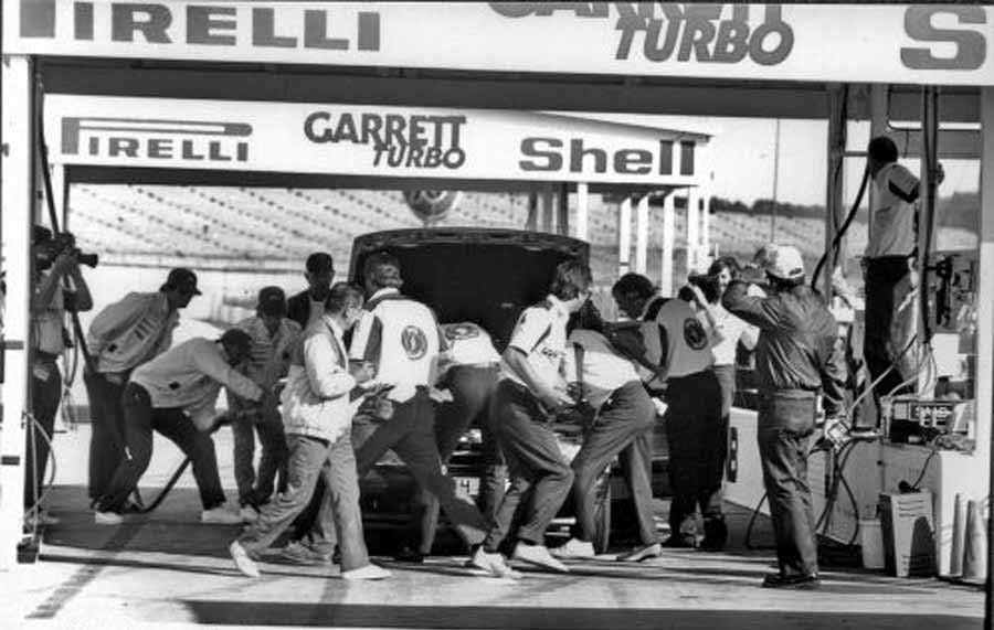 Precision and speed: The 32-man crew refueling a Saab 9000 and executing a full 20,000 KM service in just 2 minutes and 18 seconds, with driver swaps every two hours.