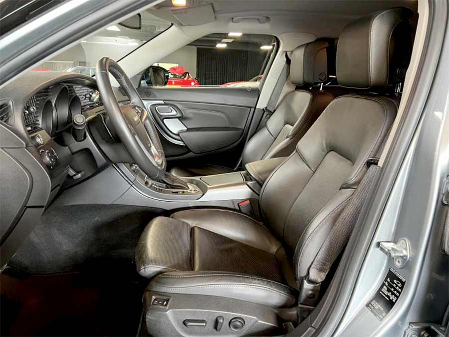 The luxurious black leather interior of the 2010 Saab 9-5 NG Hirsch Performance Edition, featuring electrically adjustable front seats with memory function, ergonomic design, and premium materials. A perfect blend of comfort, sportiness, and Saab’s signature Scandinavian craftsmanship.