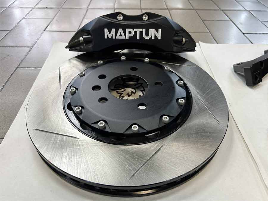 Large 330mm rotors and 6-piston calipers from the MAPTUN Big Brake Kit deliver enhanced braking power and performance for Saab vehicles, ensuring superior stopping capability.