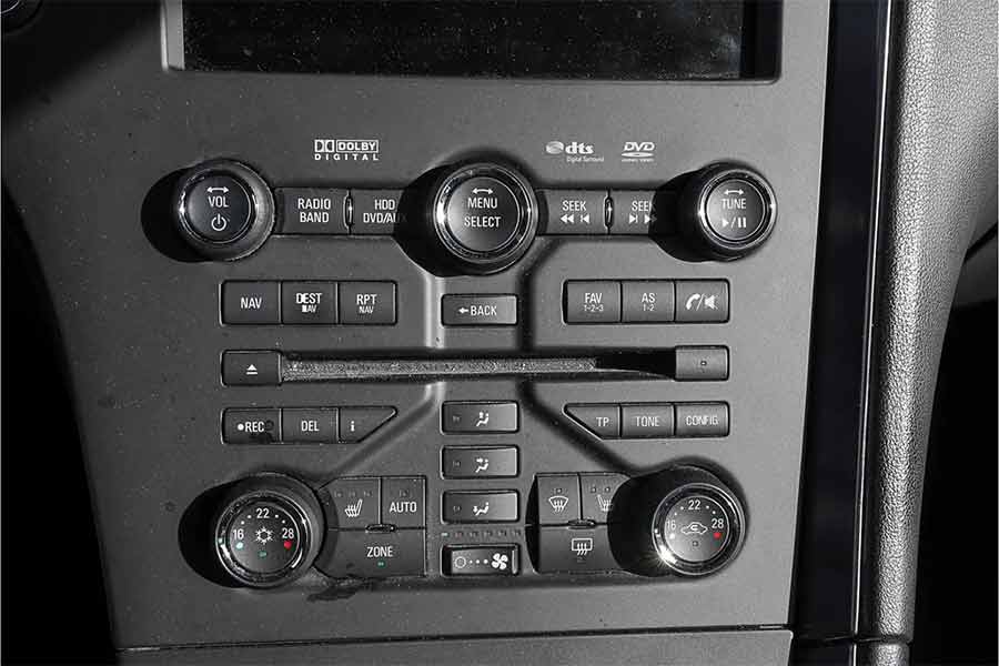 The buttons on the factory multimedia system of this Saab 9-5 Aero Exklusiv show minimal wear, a rare sight for a vehicle of its mileage, indicating either meticulous care or a refresh of the controls.