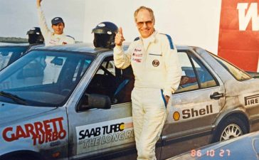 Olle Granlund, beaming with pride, celebrates the Saab 9000's world speed record at Talladega, having covered 100,000 kilometers with an average speed of 213.299 km/h.