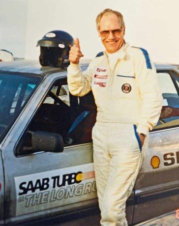 Olle Granlund, beaming with pride, celebrates the Saab 9000's world speed record at Talladega, having covered 100,000 kilometers with an average speed of 213.299 km/h.