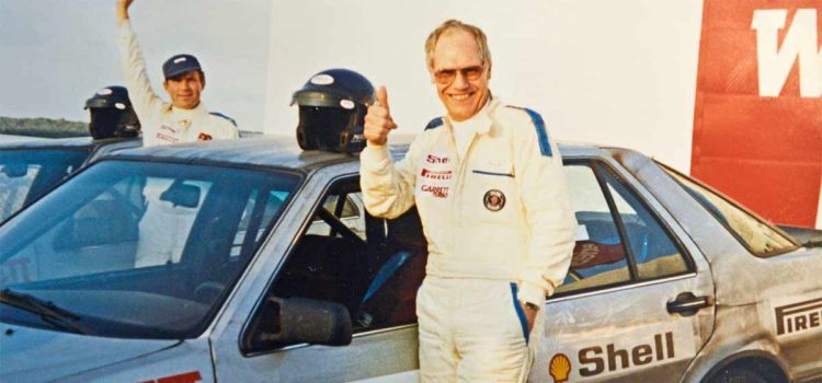 Olle Granlund, beaming with pride, celebrates the Saab 9000's world speed record at Talladega, having covered 100,000 kilometers with an average speed of 213.299 km/h.