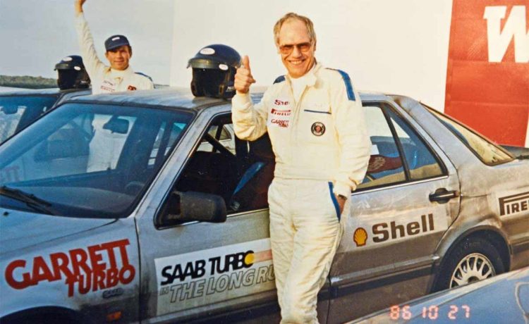 Olle Granlund, beaming with pride, celebrates the Saab 9000's world speed record at Talladega, having covered 100,000 kilometers with an average speed of 213.299 km/h.