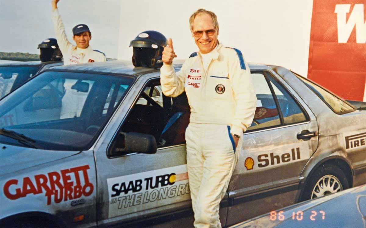 Olle Granlund, beaming with pride, celebrates the Saab 9000's world speed record at Talladega, having covered 100,000 kilometers with an average speed of 213.299 km/h.