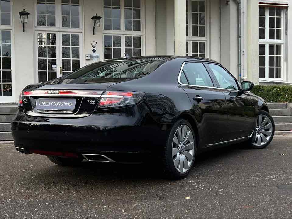 Distinctive Rear View of the Saab 9-5NG V6 Aero XWD: Showcasing Dual LED Bars and Twin Exhausts for a Powerful Statement