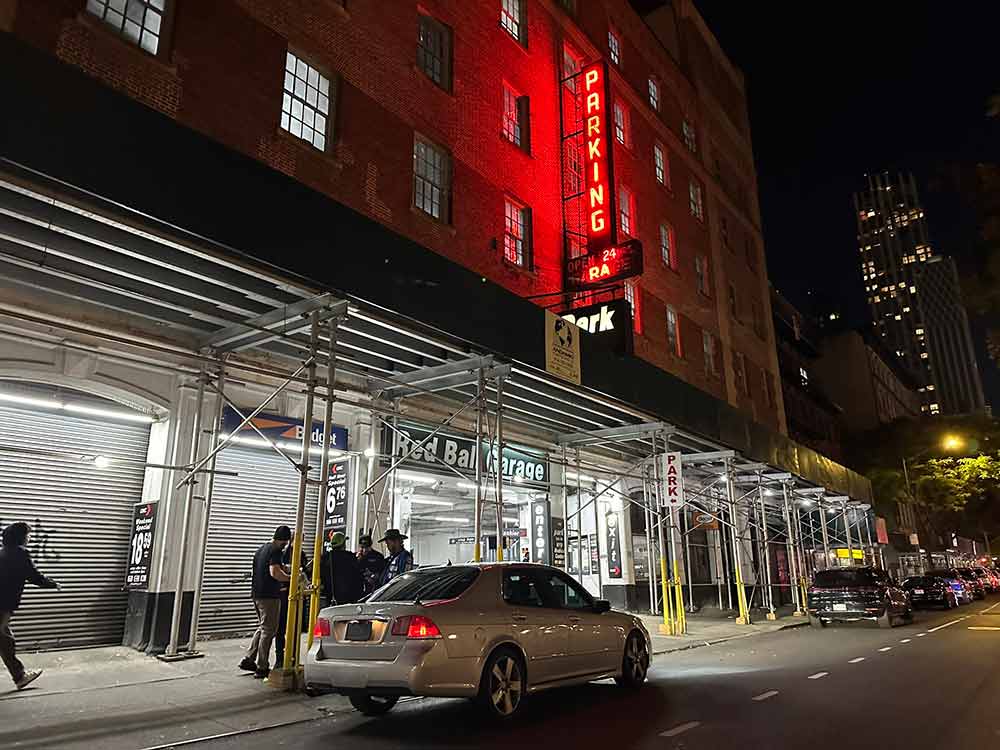 The iconic Red Ball Garage in Manhattan: the starting and finishing point of the record-breaking Cannonball Run by the Saab 9-5 Aero team.