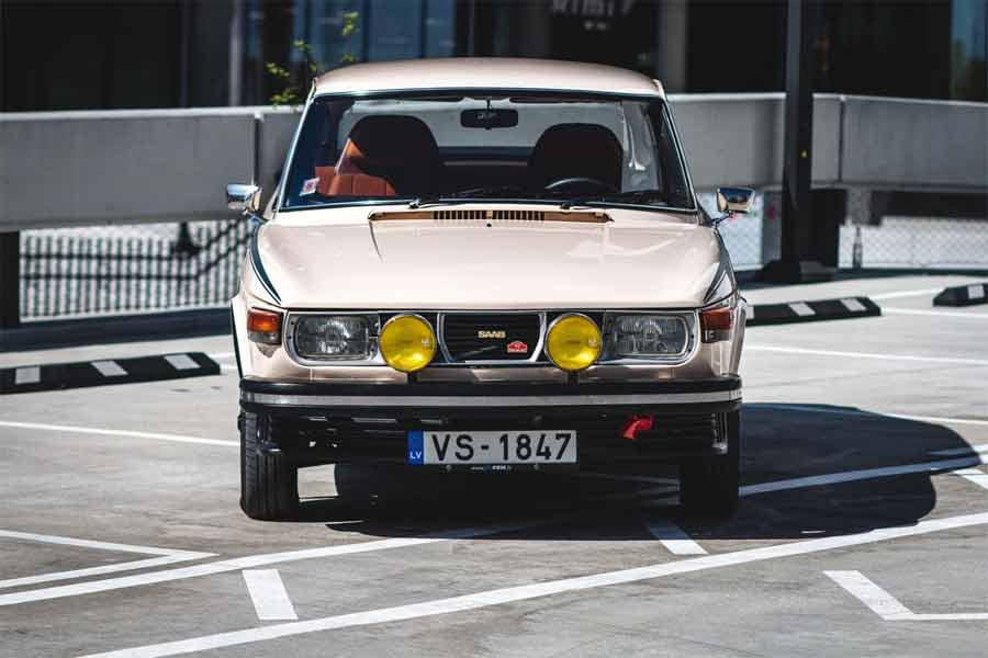 Front View of the 1975 SAAB 99 Combi Coupe Automatic – This beautifully restored classic car, featuring distinctive yellow fog lights, is a rare find available in Riga, Latvia, and a true gem for Saab enthusiasts.